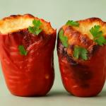 Bunte Paprika mit cremiger Quarkfüllung: ein einfaches Gericht, das mit Farbe und Geschmack begeistert